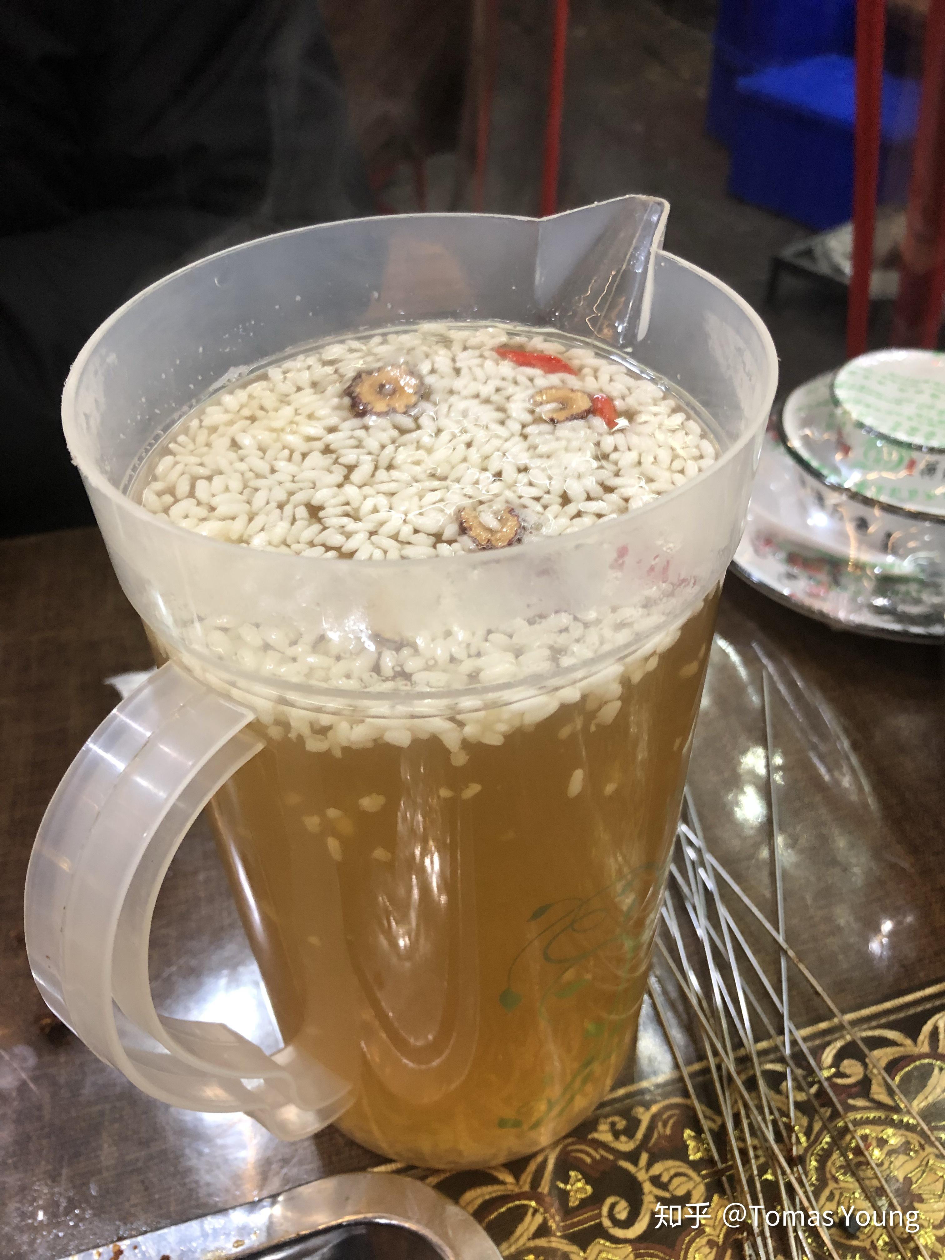 醪糟,红枣,枸杞,一起煮开,夹杂着啤酒花的香气,醪糟的酒香,红枣的甘甜