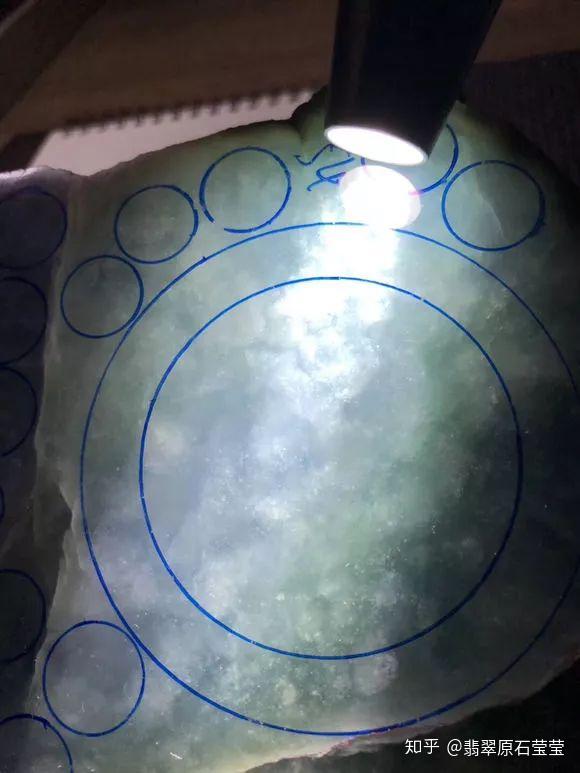 一块冰味浓郁的翡翠原石切开让人意想不到看它如何绝地求生