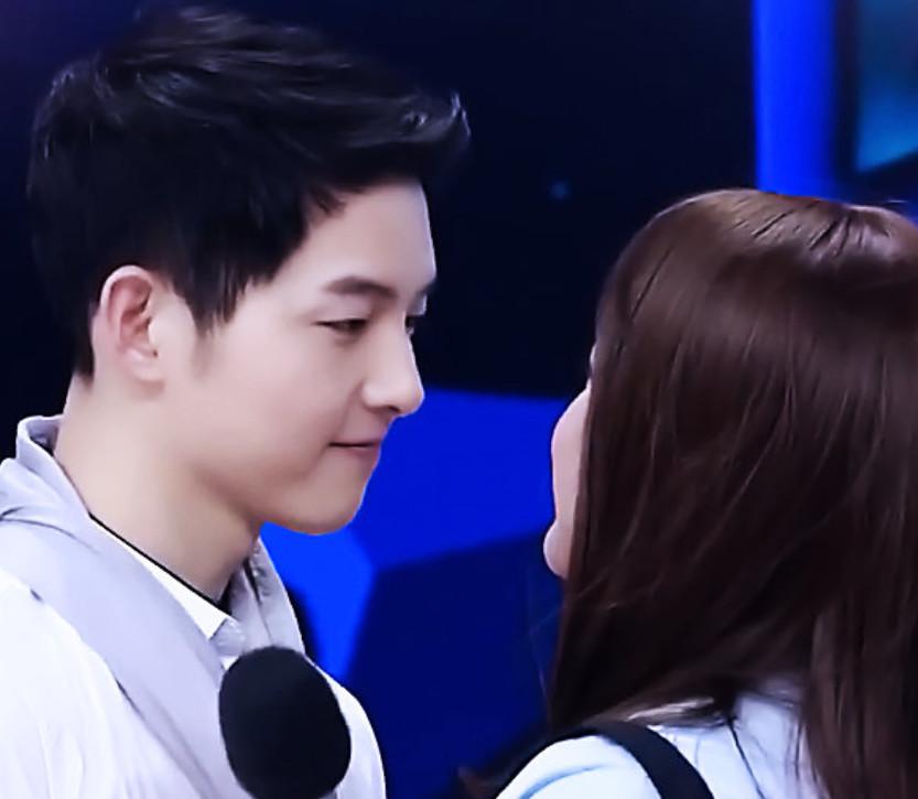 大火的时候,宋仲基在综艺节目中要和几位"乔妹"互动,贾玲就是其中之一