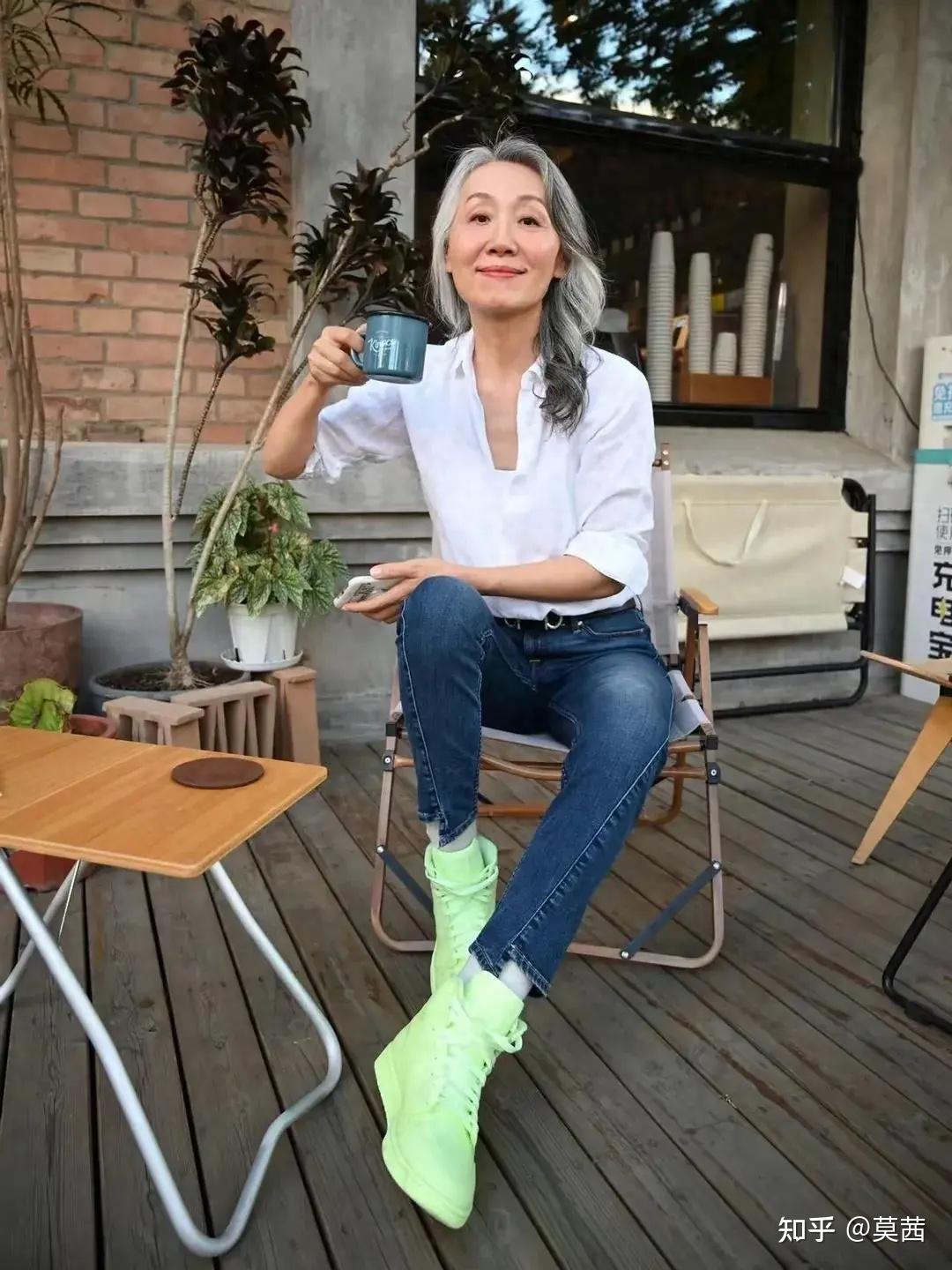 63岁时髦奶奶人老心不老白发不染心态好得让人羡慕