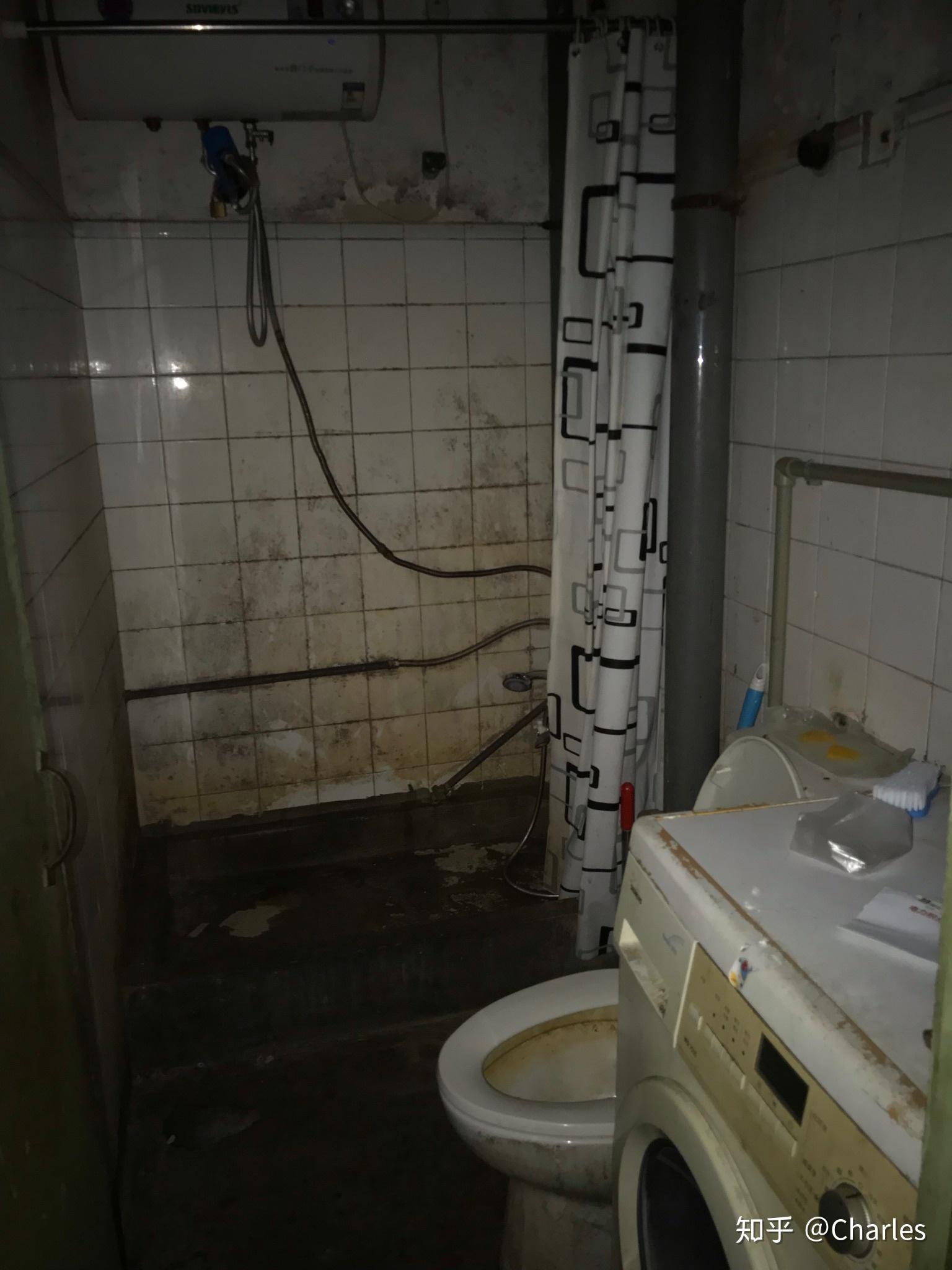 老旧没什么可讲的,这脏乱可能你不敢相信,马桶长满蛆,连门锁都是坏的