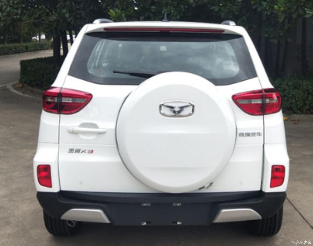 中央镶嵌油凯翼车标,下方则有着异形的亮色镀铬装饰条包裹形成双