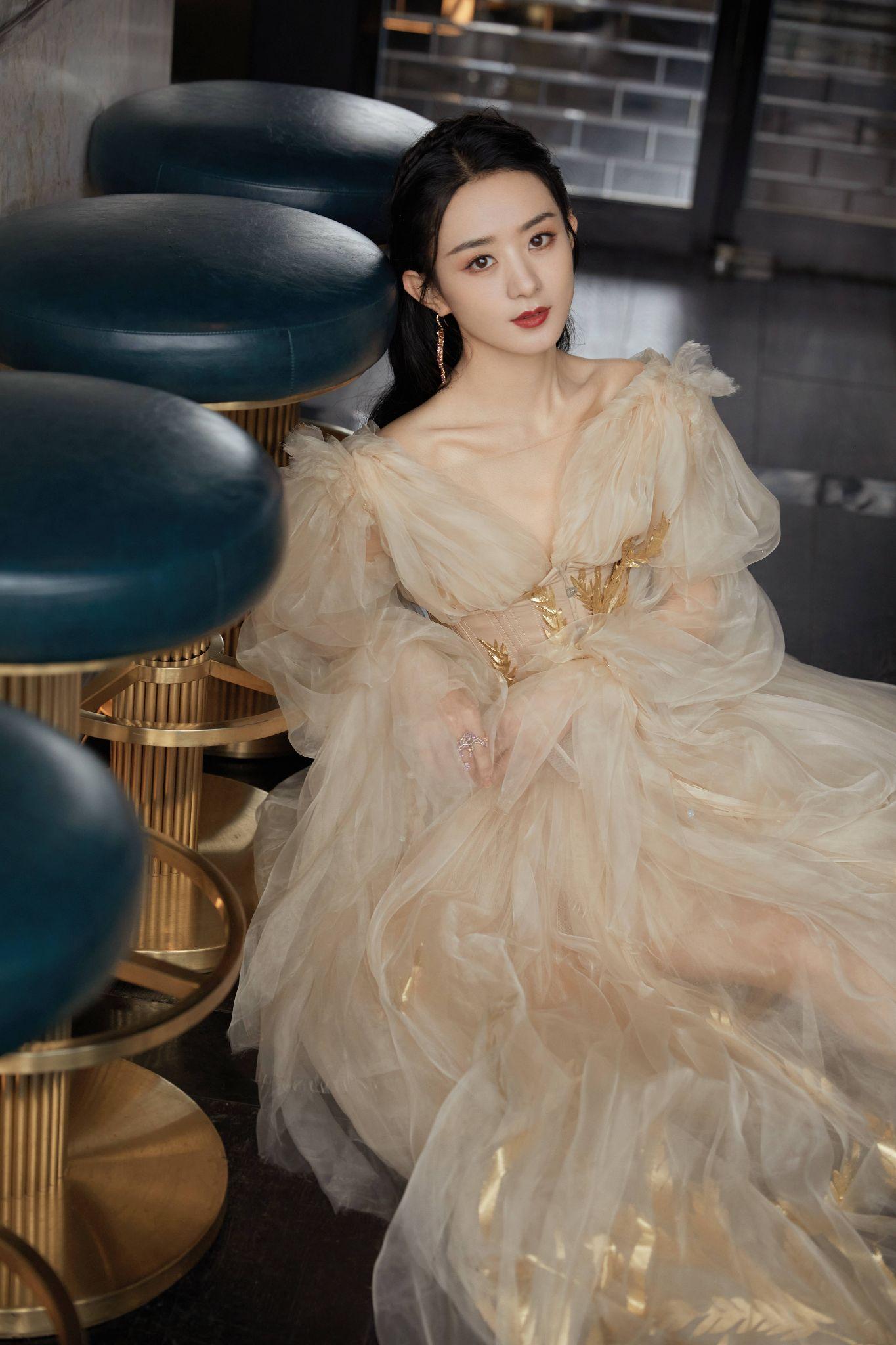 【赵丽颖】身穿郭培高定礼服参加芭莎活动 - 知乎