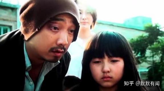 在之后的作品里,张子枫越发出彩,《摩登年代》里,她是可爱小萝莉丢丢