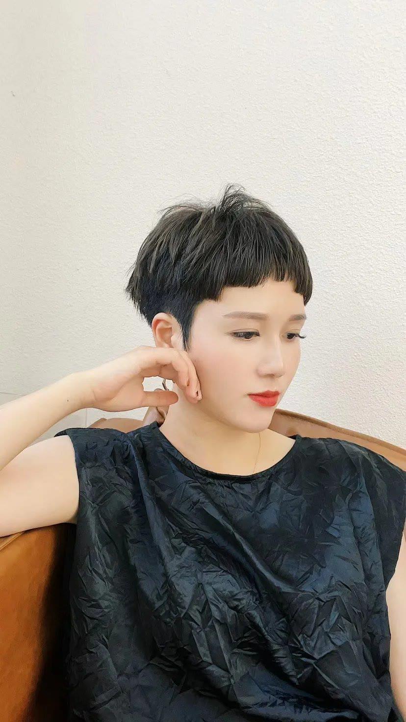 个性的短发,比如这位戴眼镜的女性,就选择了露耳超短发搭配锯齿刘海