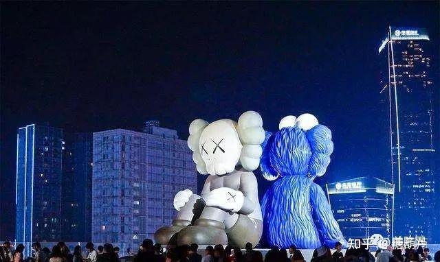 我之前一直不知道kaws有多火,我只知道ifs上坐着2个娃娃,直到看到这个