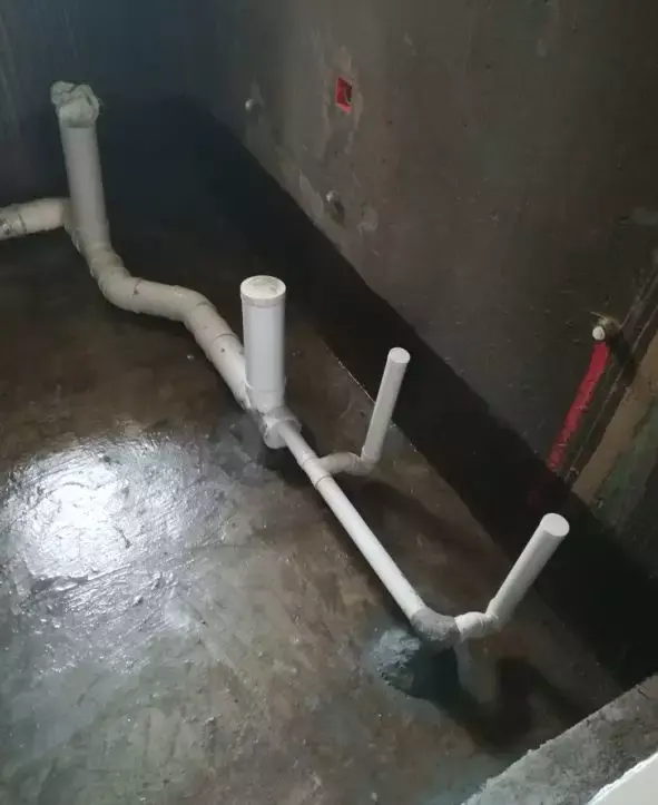 布置好的排水管 从里往外依次是蹲便器排水管,坐便器排水管,地漏