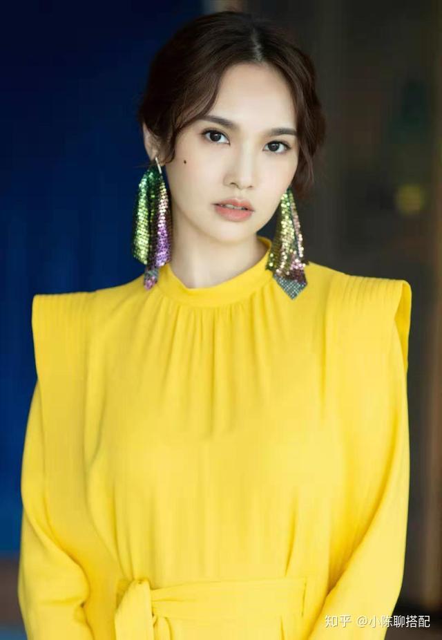 35岁杨丞琳穿鹅黄色长裙亮相,黑色驴蹄鞋实在惹眼,秒变气质女神 - 知