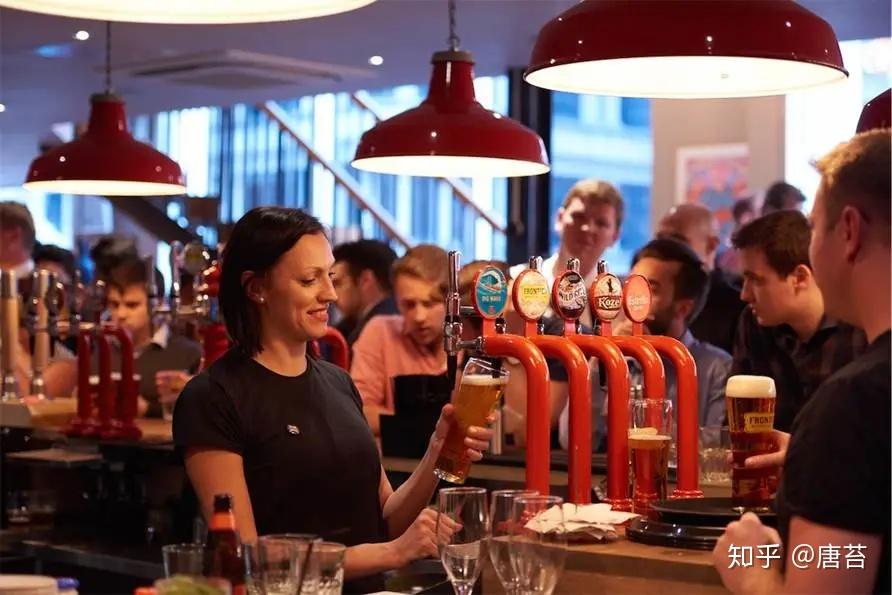 关于英国喝酒看到很多外国人比较误解英国人的喝酒文化以及娱乐文化.