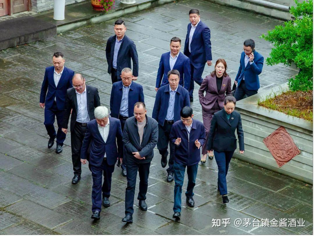 常委市委办主任罗小松副市长徐钬等一行领导参观考察茅台镇金酱酒业