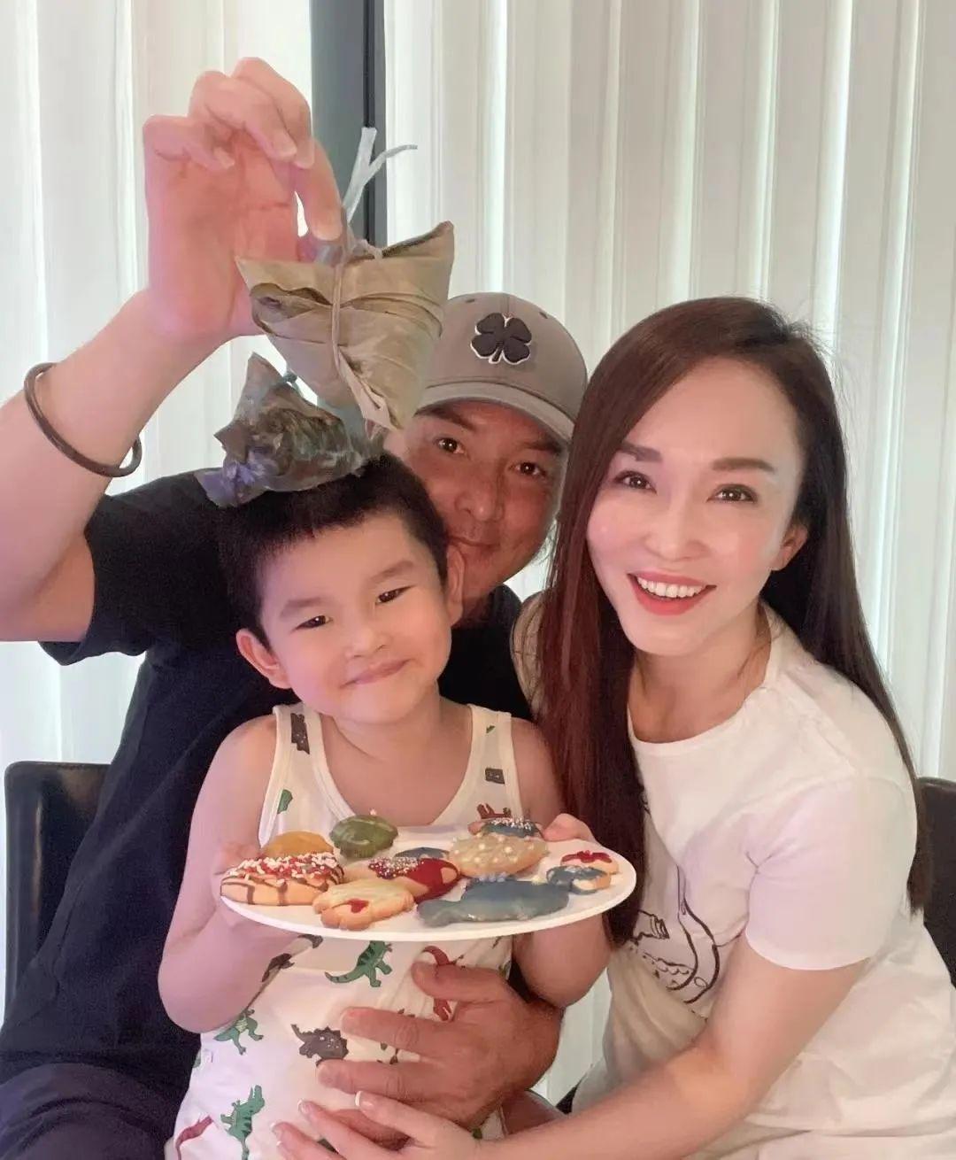 新加坡第一美范文芳晒全家福!索吻老公秀恩爱,8岁儿子长相似爸 - 知乎