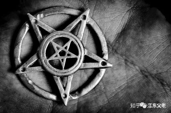 它被称为"魔鬼的足迹"或"门德斯山羊",因为倒置的五芒星看起来像山羊