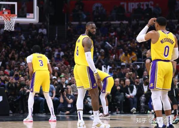 詹姆斯强势砍下38分率队逆转取胜