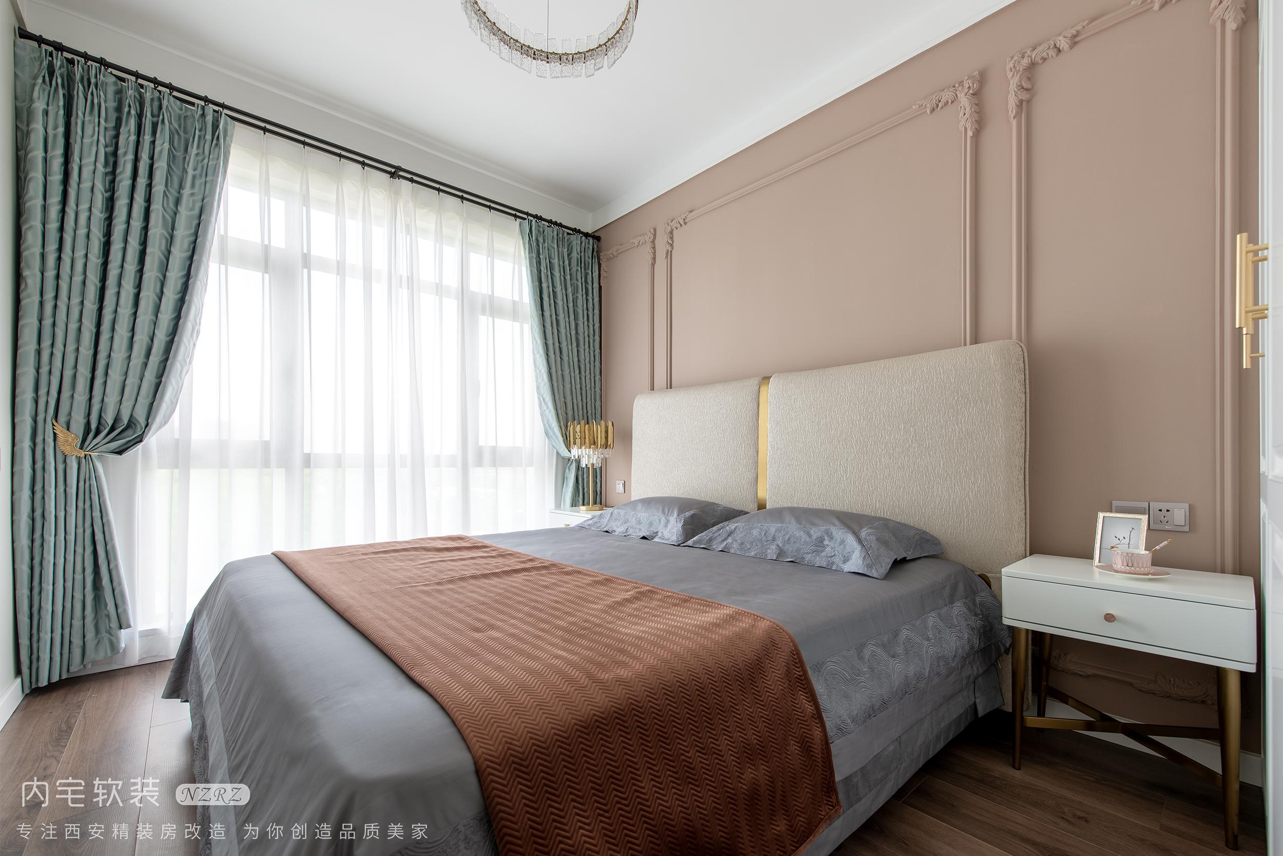 次卧软装方案,所有家具配饰均可落地背景墙被简约有序的pu线造型