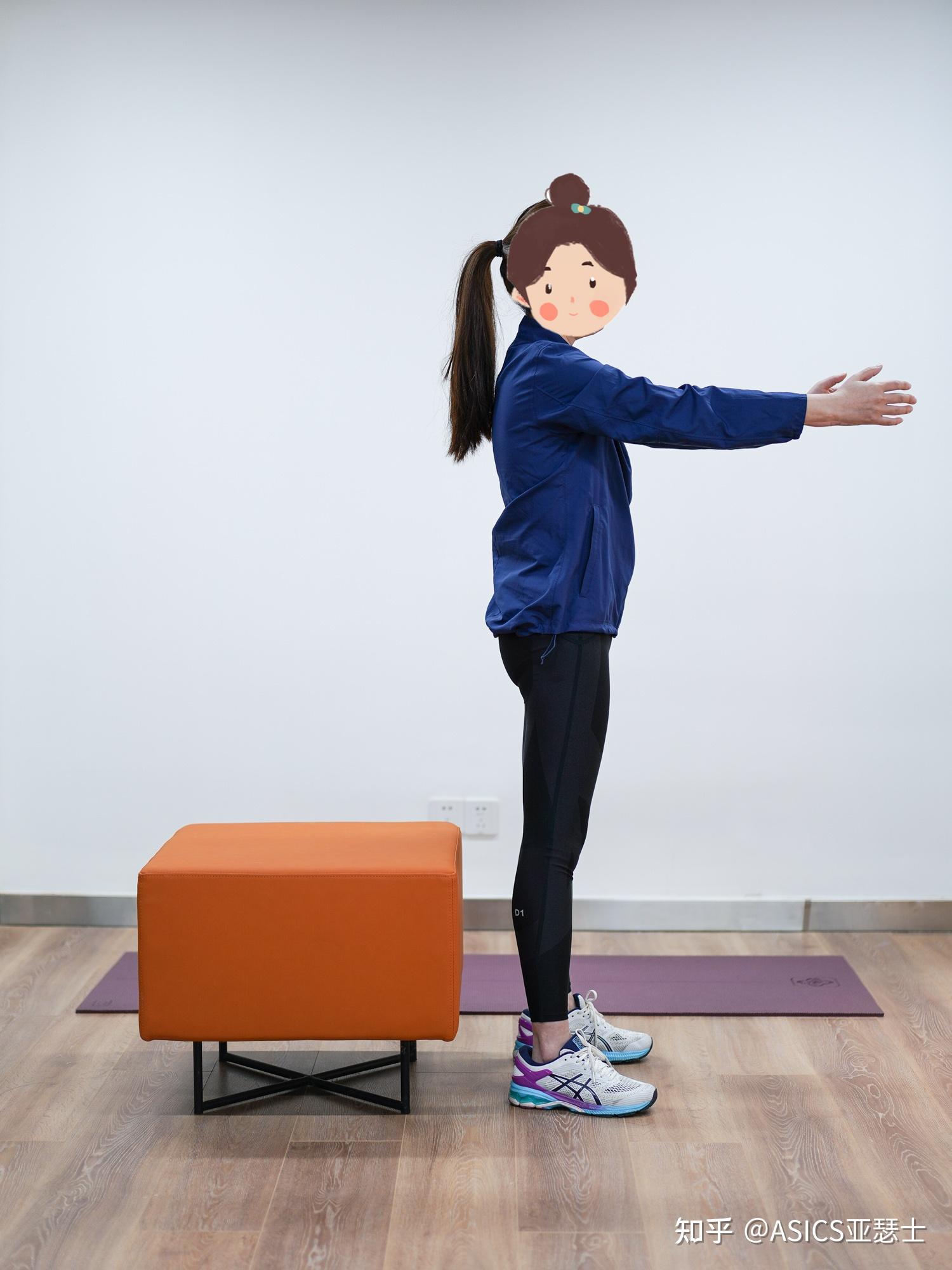 动作说明脱胎于经典的箱式深蹲动作,无负重相对来说不仅降低了对力量