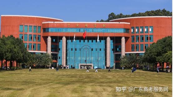 广州华商学院坐落于广州市增城区,校内公交车10分钟直达增城购物中心