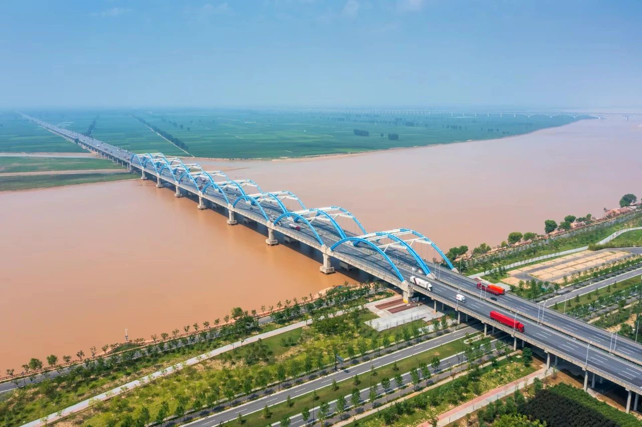 两省共建沿黄陆海大通道,另外一个值得关注的是,黄河流域的内河航运