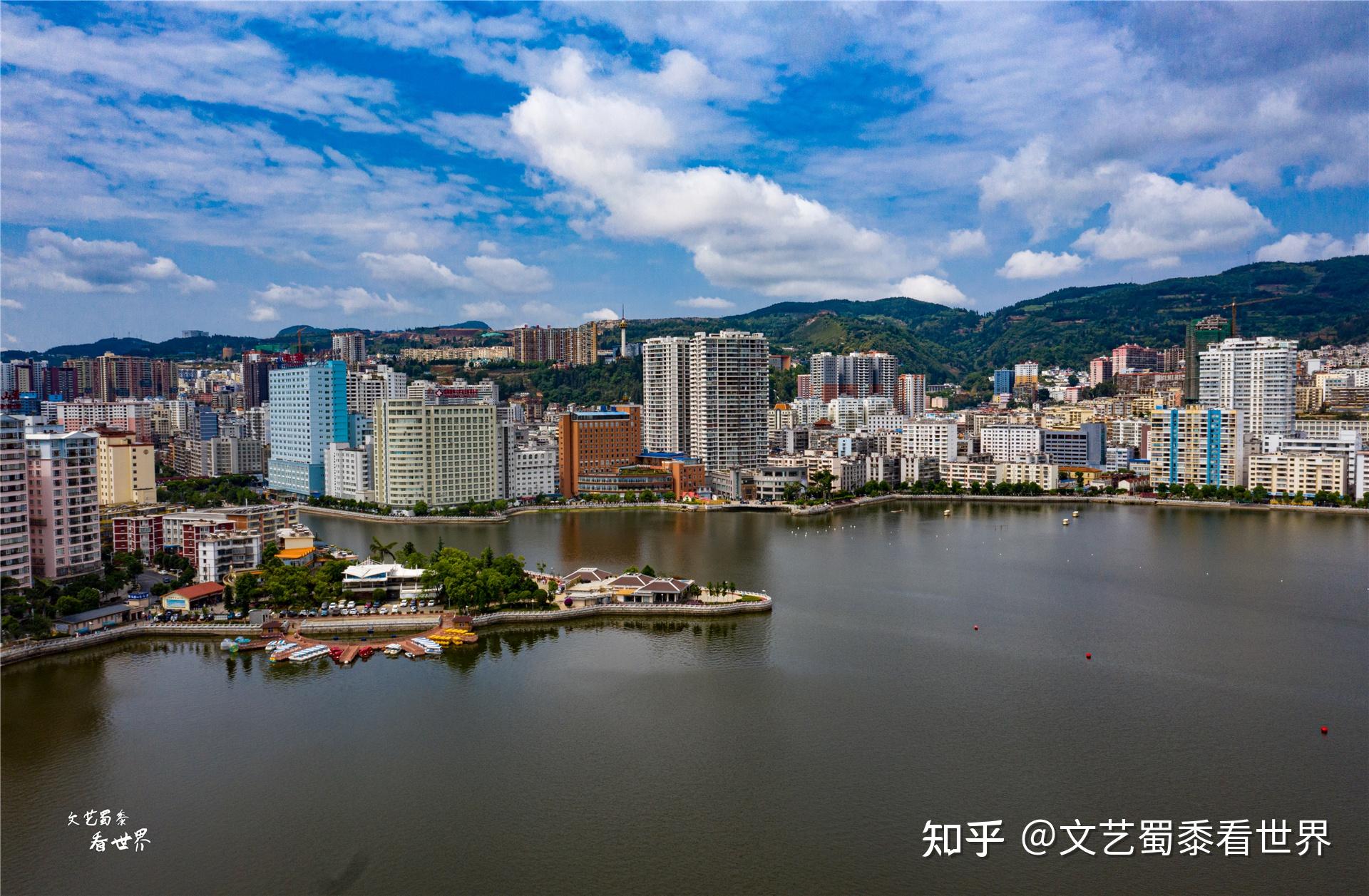 个旧是位于北回归线上的一座城市,它坐落在老阴山和老阳山之间,群山