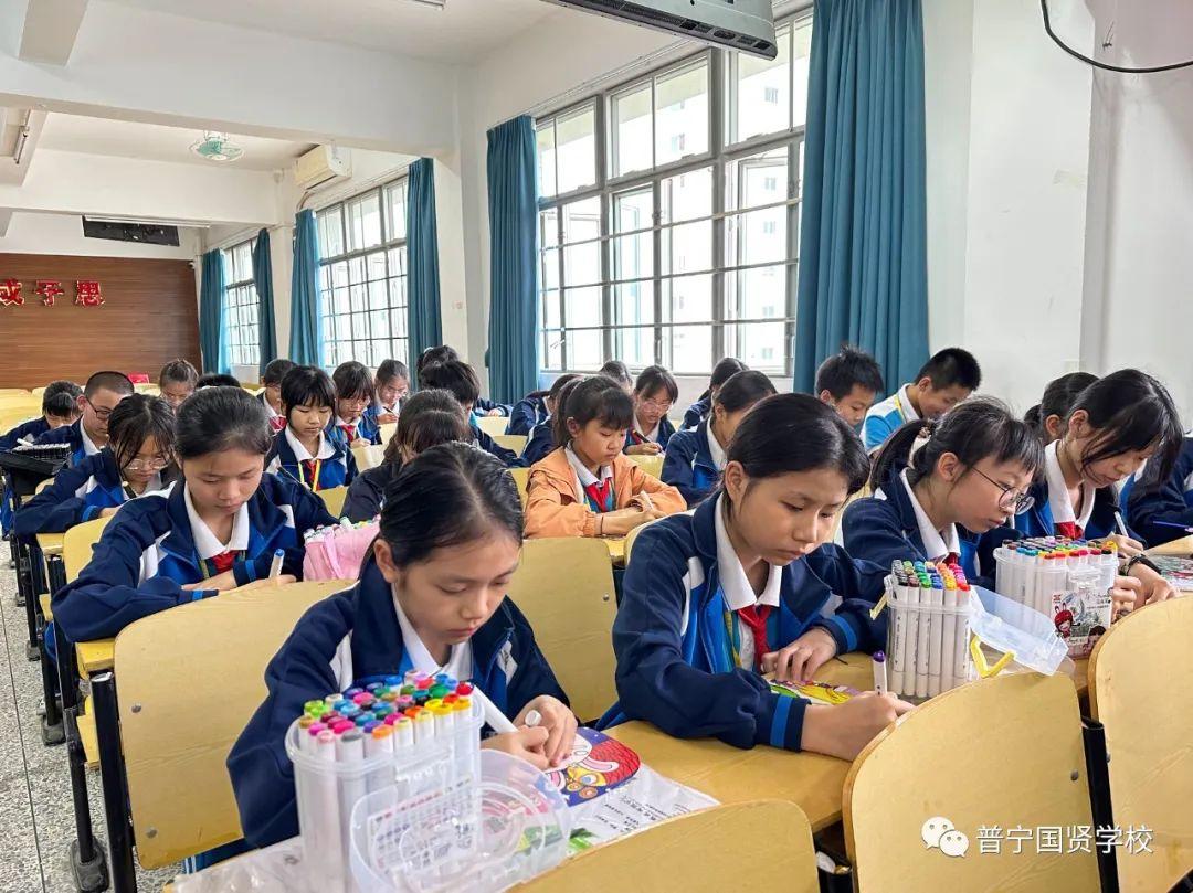 巧手绘扇,缤纷童年 ——记2023年普宁国贤学校扇面绘画比赛