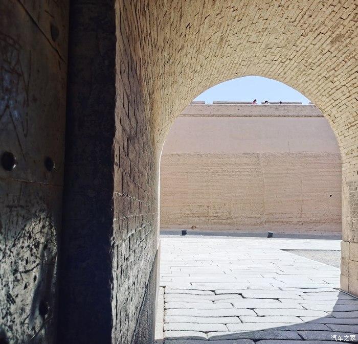 墩堡遥遥相互望长城道道连关山高尔夫嘉旅