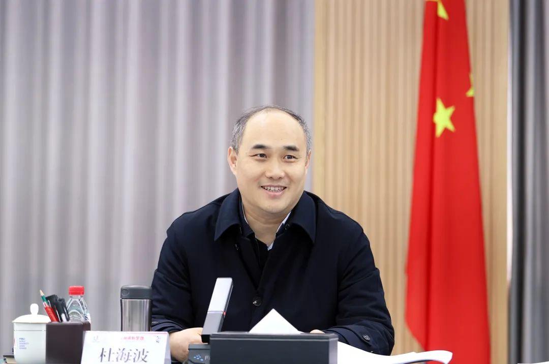 杜海波强调,要拧紧发条,全力以赴.