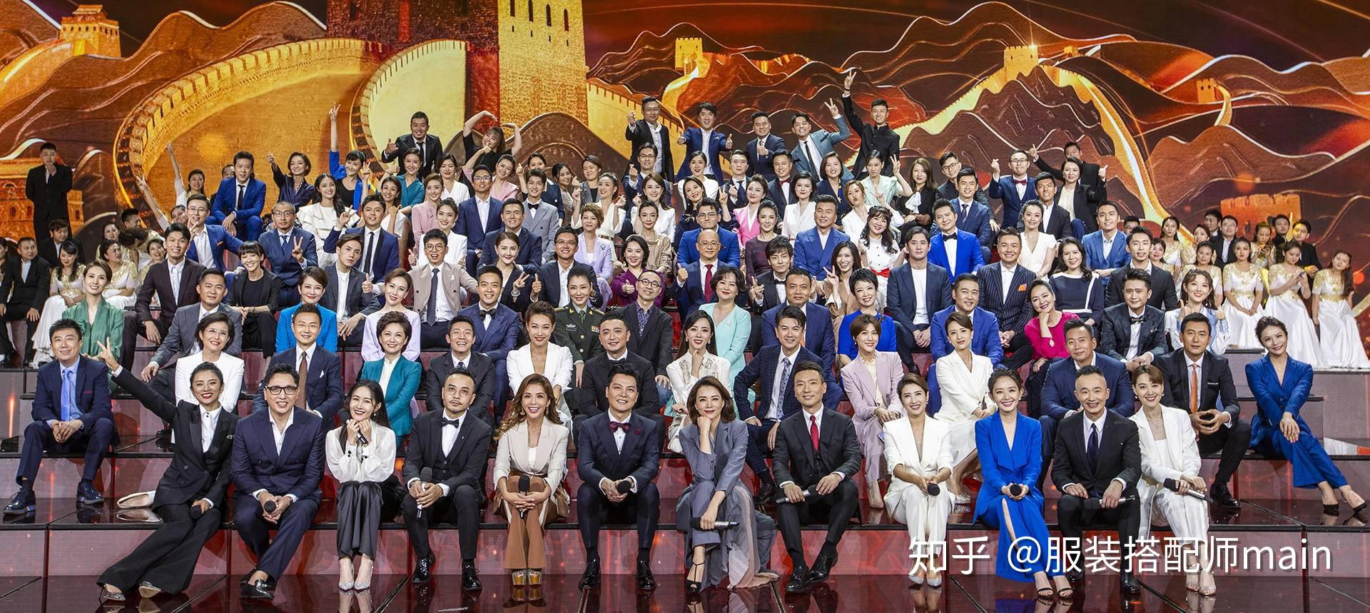舞台上,107位主持人论资排辈站位,董卿霸气居c位,身边康辉和任鲁豫