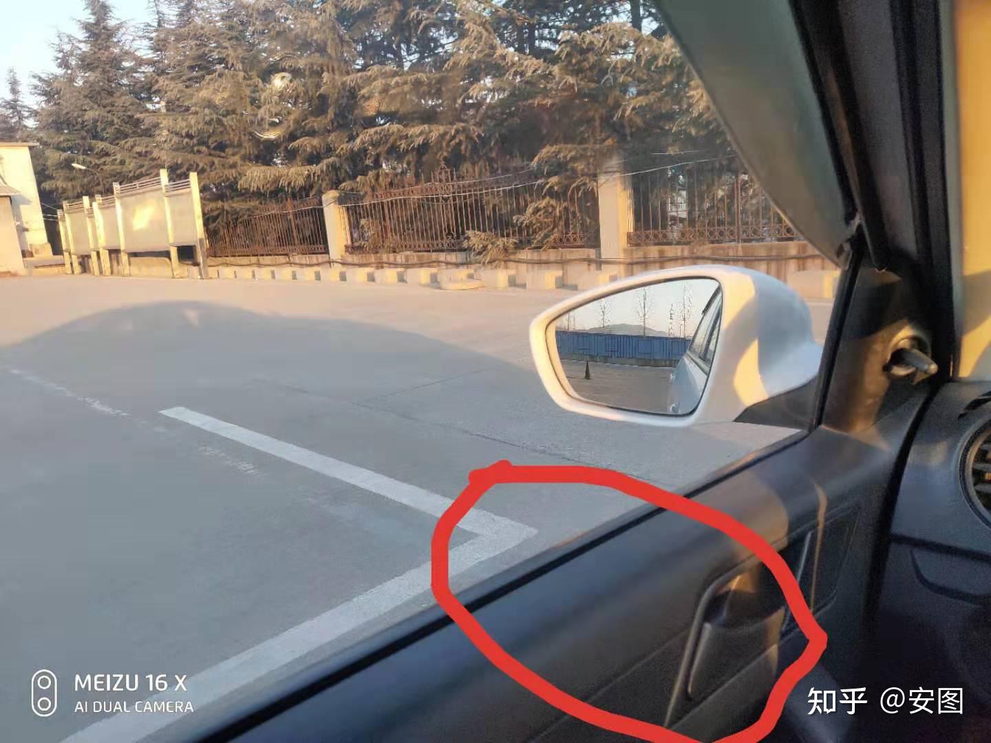 门把手前两指处——向左打死方向盘(如果是左转弯的话)——当车转过后