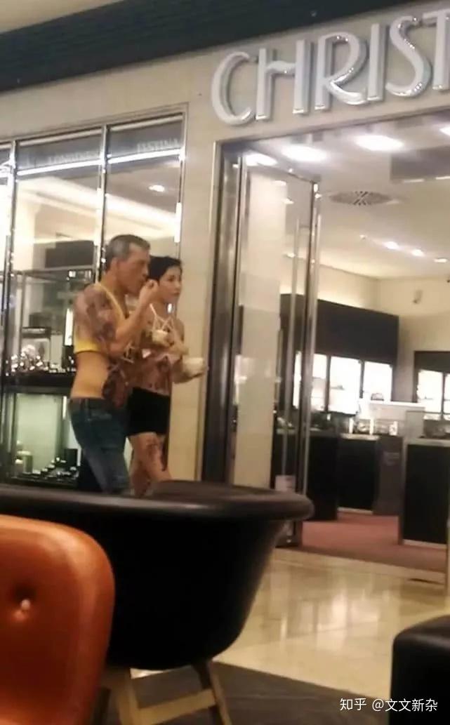 67岁泰国国王审美跑偏,竟爱上低腰裤,露出胯骨比王后还妖艳!