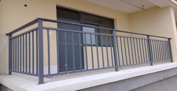 墙承式阳台,指的是把阳台板直接搁置在墙上,板形和跨度与房间楼板一致