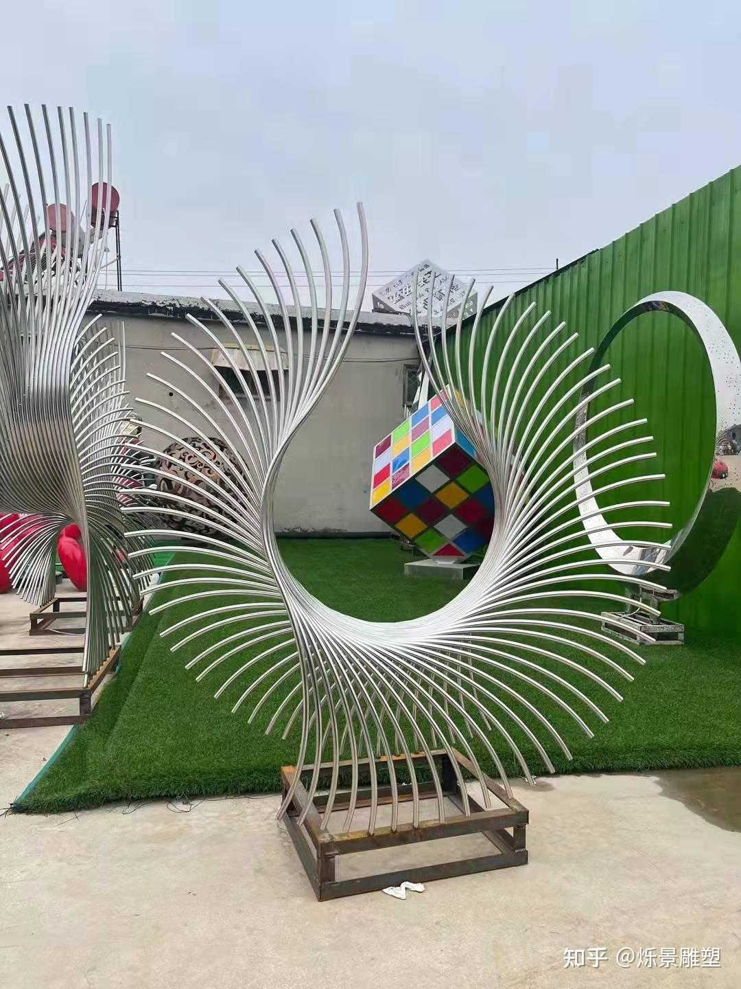 用不锈钢圆管制作凤尾雕塑