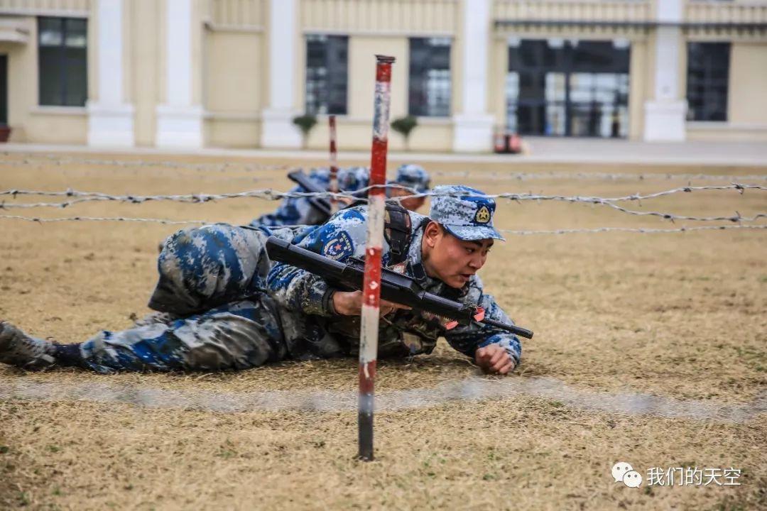 圆月在天使命在肩军人的元宵节同样五彩缤纷