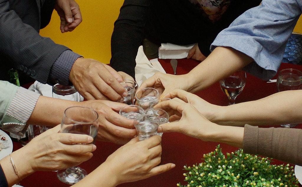 石荣霄酒 | 酒桌文化——学会这5条经典话术!酒桌上不尴尬,赶快收藏 - 知乎