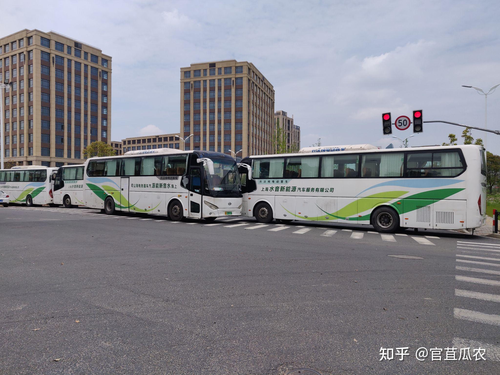 67上海市奉賢區望園南路與光建路十字路口,竟然停了4輛新能源大客車