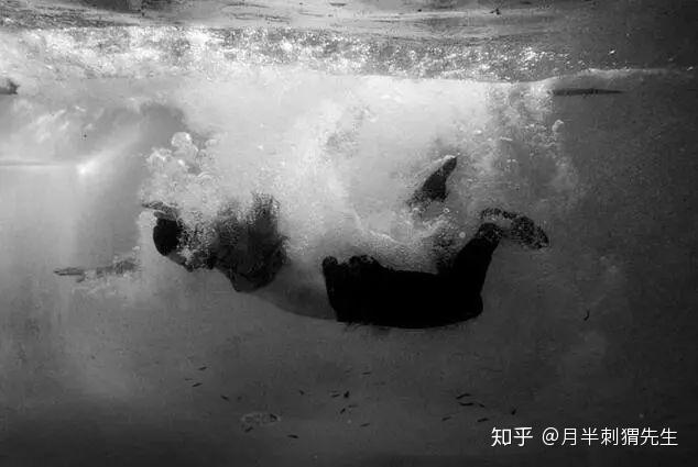 他们在笑着同时也在想着自杀孤独的抑郁症患者