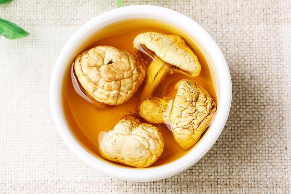 石渠白菌,是四川省甘孜藏族自治州石渠县的著名特产,又名"石渠白蘑菇"