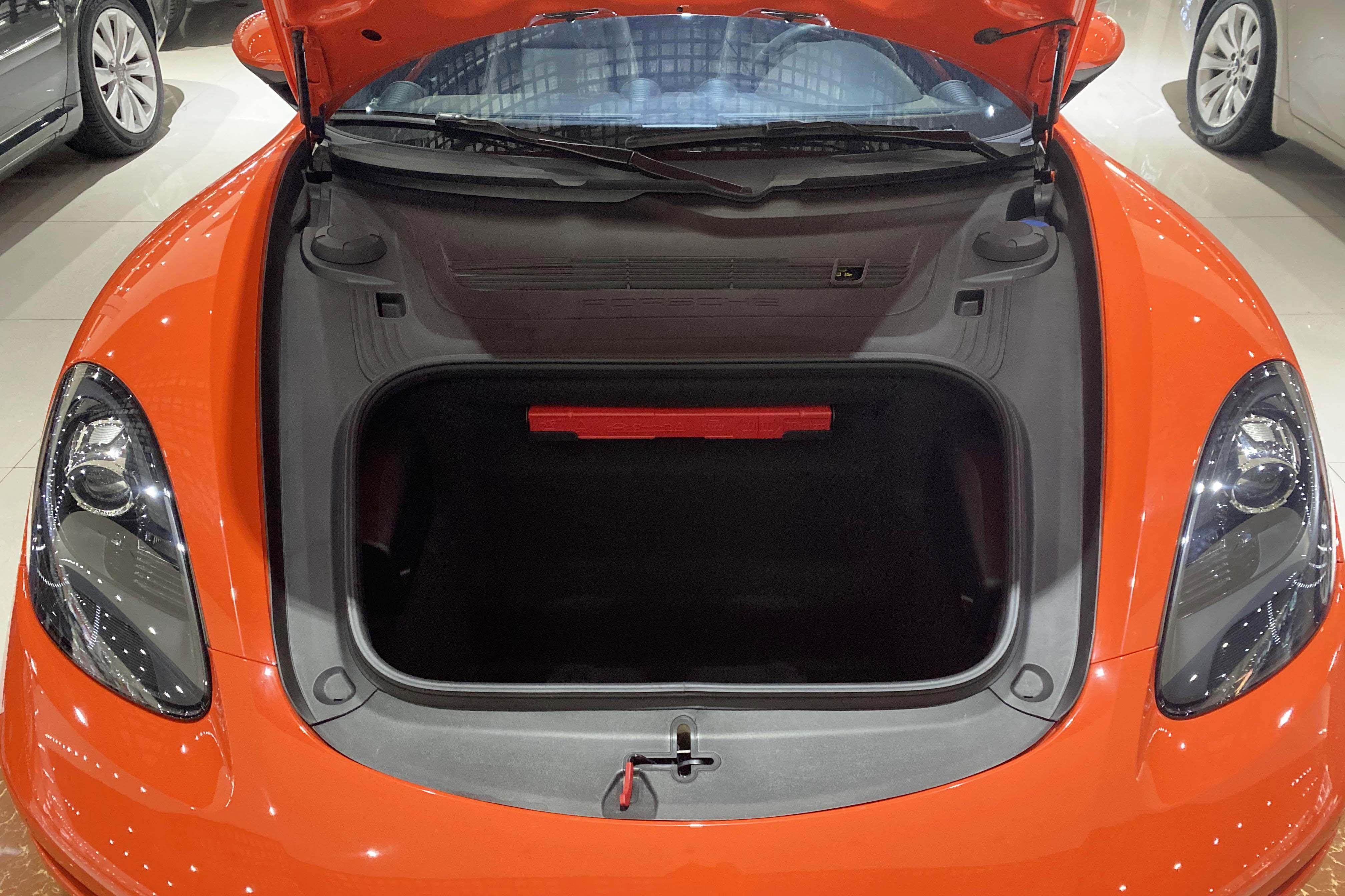 车子整体漆面的情况是这样的,通过漆膜仪的数据判断,车子的前备箱盖和