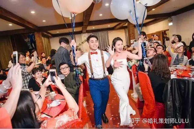 就是新人发送自己准备好的精美礼物;其实跟一进提到的交手式同概念