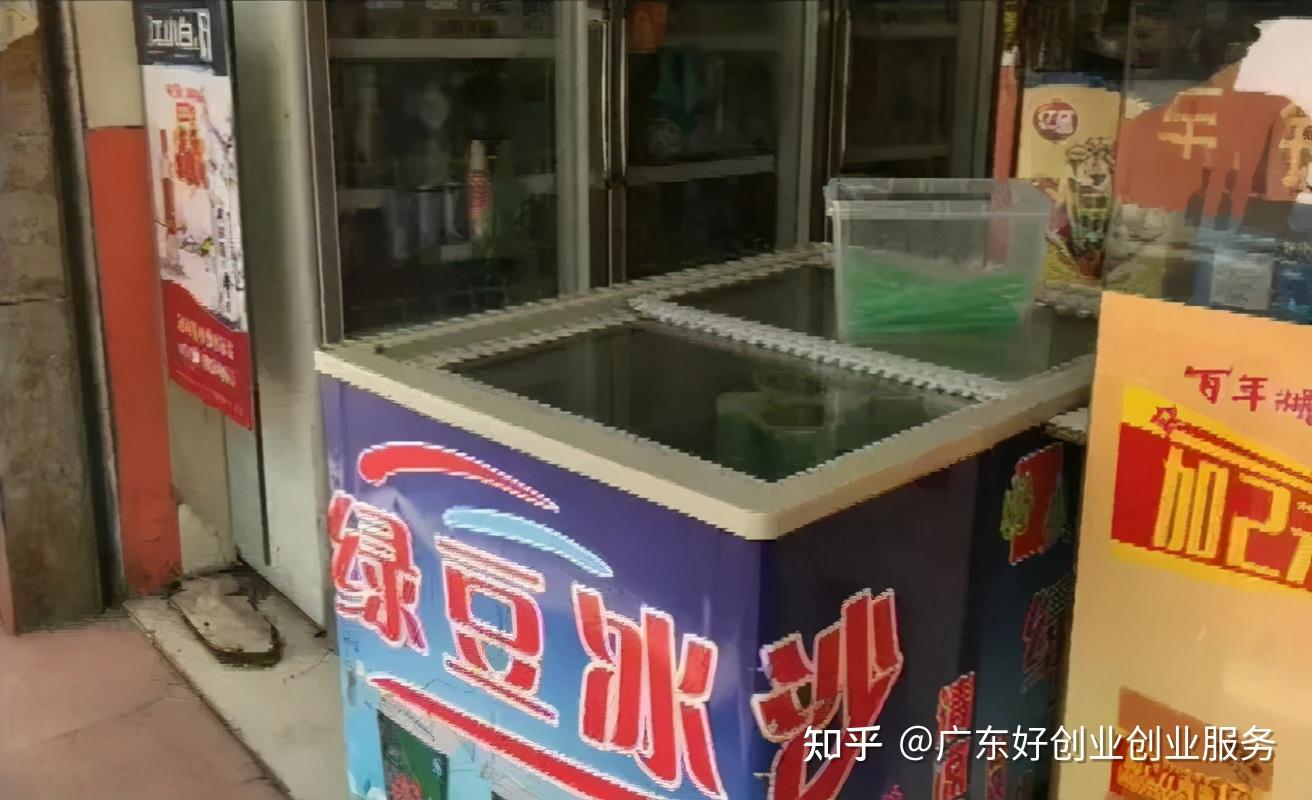 原来这是卖绿豆汤公司提供的冰柜,里面的绿豆冰沙由该公司提供,而店家