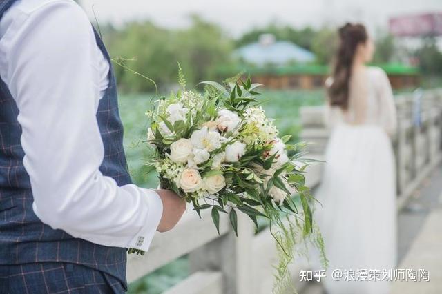 让膝盖保持90°弯曲状态,右腿跪地,让臀部自然下沉,再把右手搭在左膝