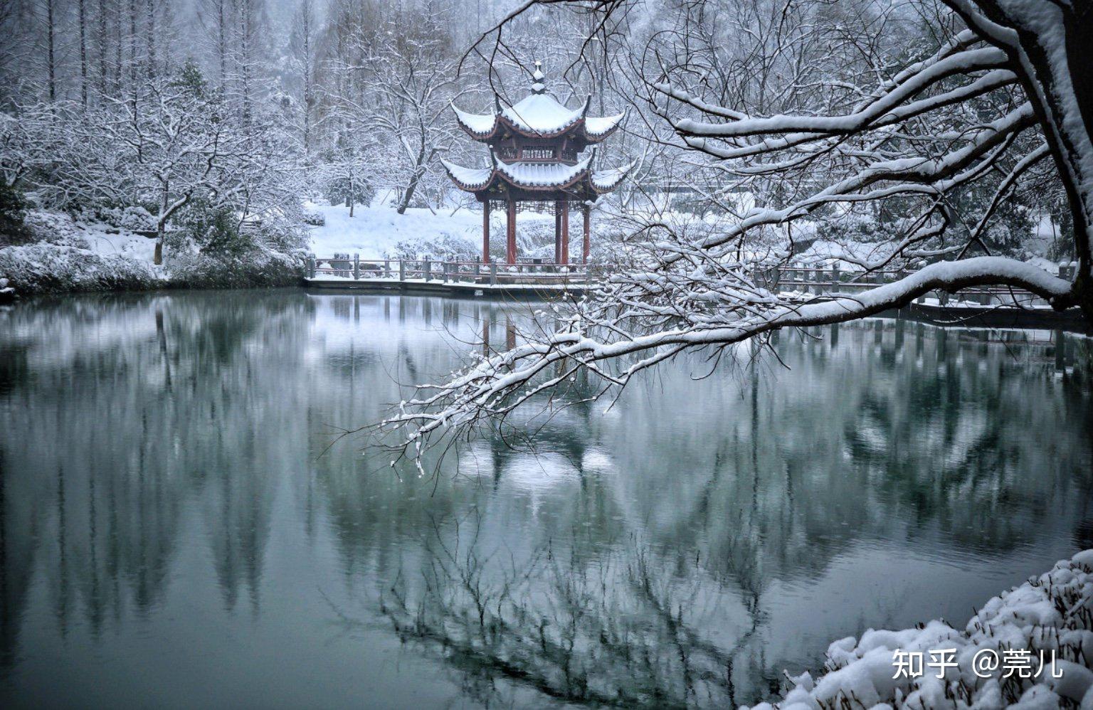西湖湖心亭雪景图片