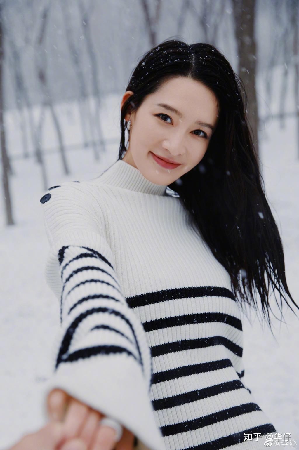 李沁身穿黑白条纹毛衣清新淡雅笑容灿烂甜美迷人