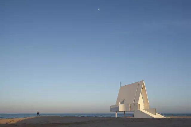 涂料不施粉黛做出文艺范董功海边最美教堂背后