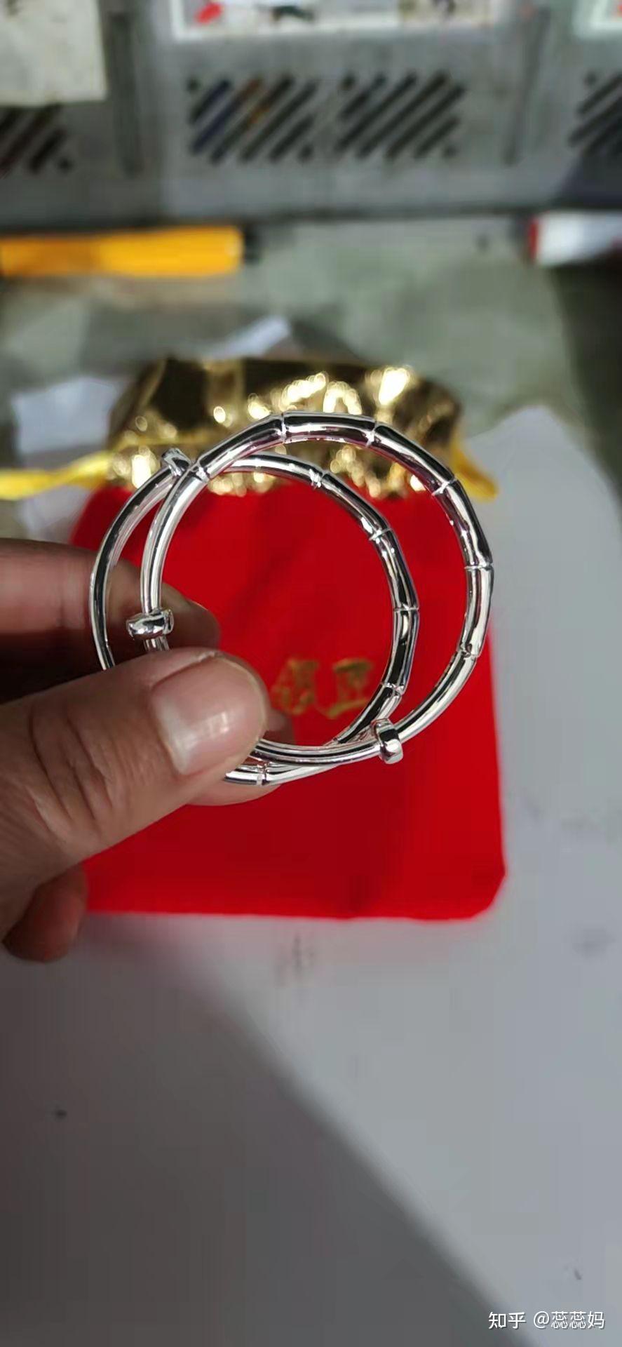 粉和去污成分,用于银制品清洁,擦拭银饰表面即可让银饰恢复光亮如新