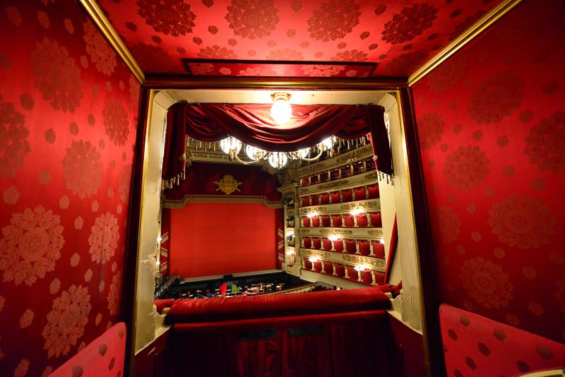 有演出的日子聚在斯卡拉,他们穿过富丽堂皇的大厅,进入豪华的专属包厢