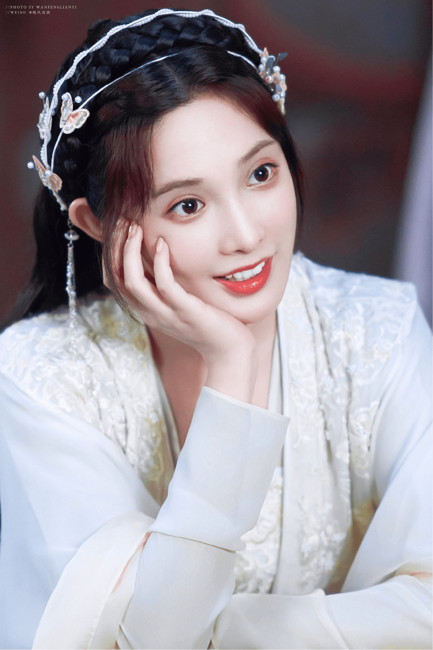 彭小苒"春闺"直播尽展控场力 高情商暖心细节获赞!