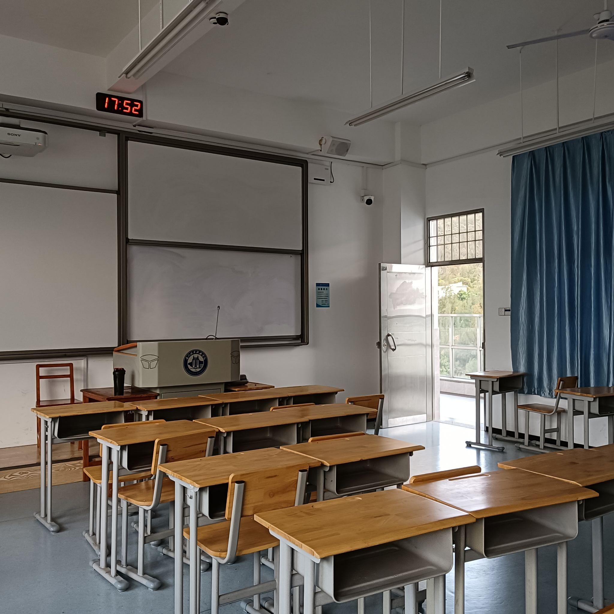 学校的空教室无人打扰,设备齐全,图书馆人山人海,气氛压抑(差不多吧