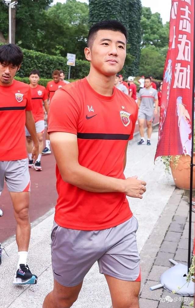 上海足球队的寸头体育生火了这身材让网友直呼老公