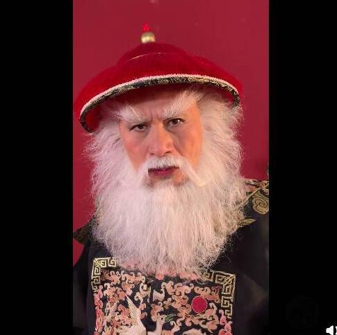 徐锦江再扮鳌拜化身圣诞老人送祝福一脸严肃却莫名可爱