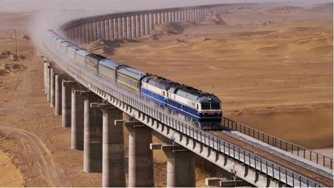 世界首条环沙漠铁路开通美的凉风吹进塔克拉玛干