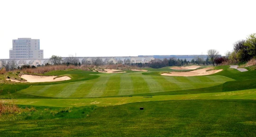 一号洞为4杆洞,蓝tee396码,球道宽且有蜿蜒的起伏感,是来到石岛湾球场
